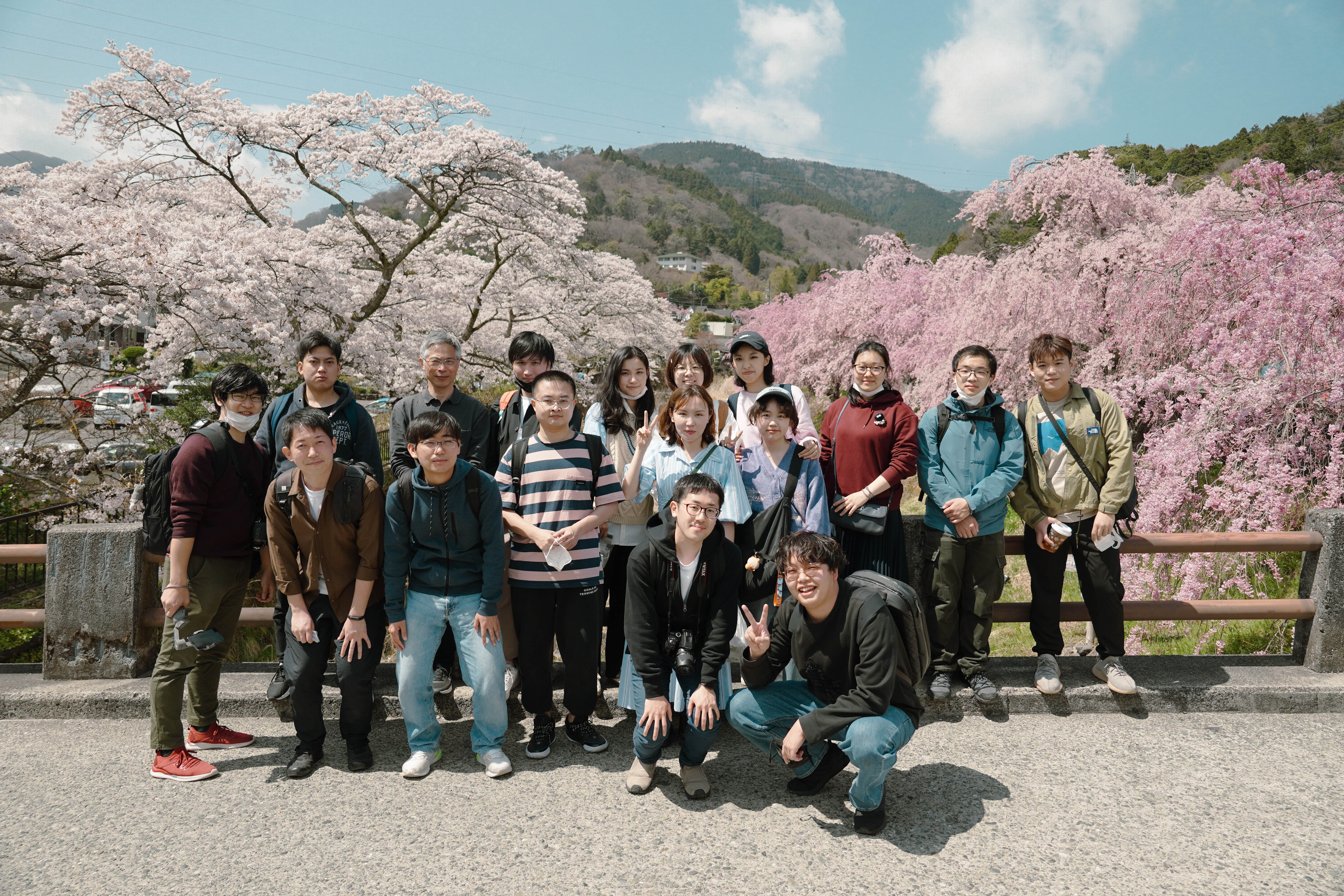桜満開の時に新しい学期が始まりました